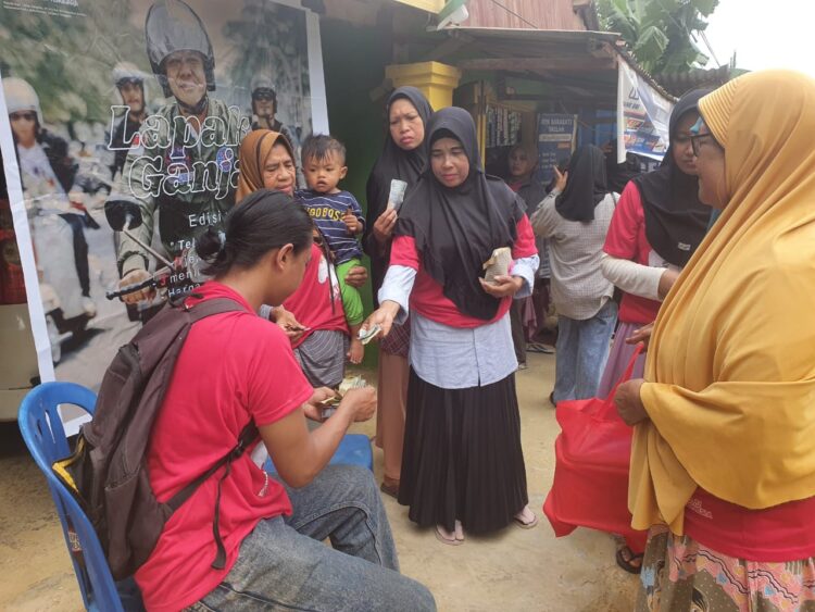 Emak Emak di Kendari Resahkan Sembako Mahal, Relawan Sahabat Muda Ganjar-Mahfud Gelar Lapak Tebus Murah
