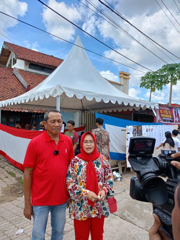 H. Ishak Ismail bersama Keluarga Memilih di TPS 19 Kelurahan Korumba, Optimis PDIP Menang di Kendari