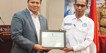 Prof Adris A Putra Diberi Penghargaan Sebagai Tokoh Inspiratif Atas Konsistensinya di Bidang Transportasi dan Logistik