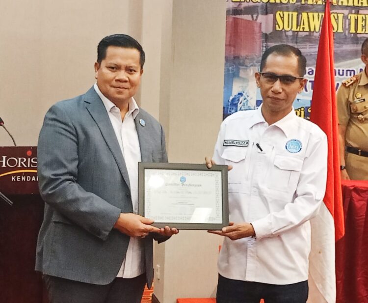 Prof Adris A Putra Diberi Penghargaan Sebagai Tokoh Inspiratif Atas Konsistensinya di Bidang Transportasi dan Logistik