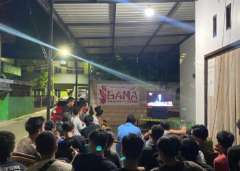 Kemeriahan Nobar Debat Capres Pamungkas di Kompleks Teras Rumah Warga