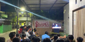 Kemeriahan Nobar Debat Capres Pamungkas di Kompleks Teras Rumah Warga