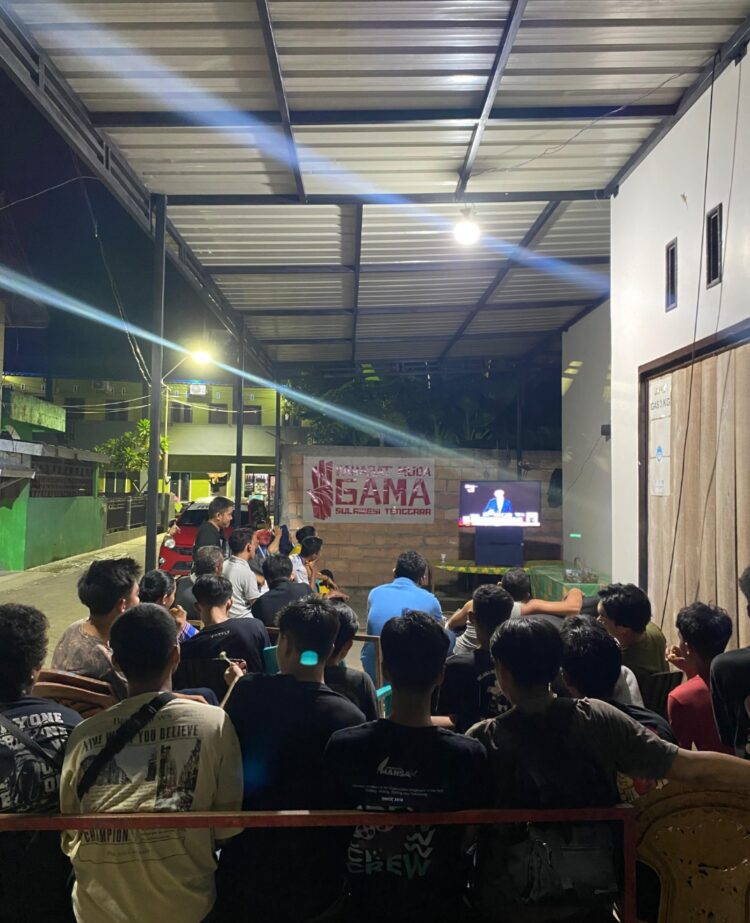 Kemeriahan Nobar Debat Capres Pamungkas di Kompleks Teras Rumah Warga