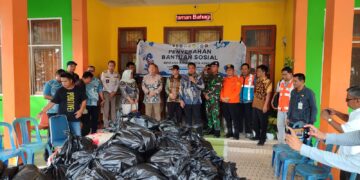 Peduli Sesama, UPT Ditjen Hubla se Sultra Salurkan Bantuan Bagi Korban Banjir di Kendari 
