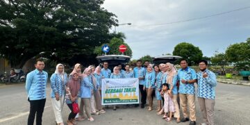Pimpinan dan Karyawan Bank Sultra Cabang Raha Berbagi Takjil di Bulan Ramadhan