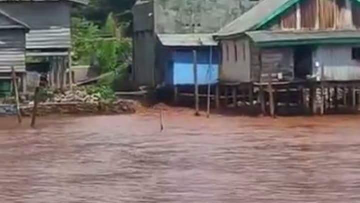 Banjir Lumpur Bercampur Tanah Merah Genangi Desa Baliara Kabaena