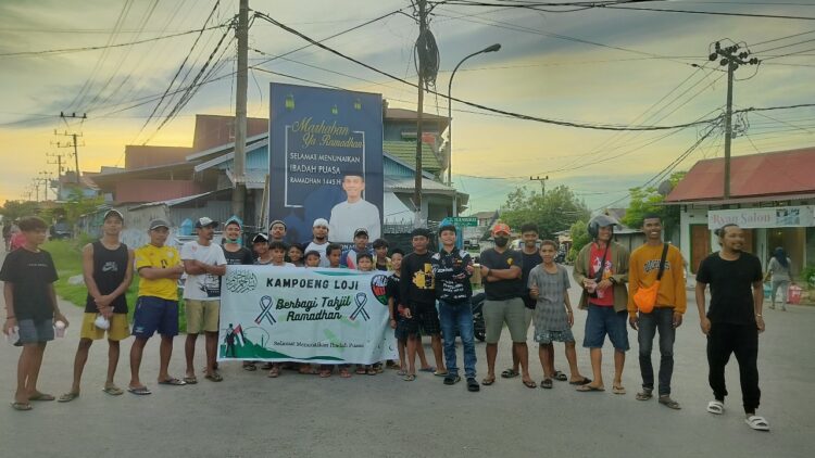 Pemuda Kampung Loji Baubau Bagikan Takjil: Silaturahmi di Nganganaumala Semakin Erat