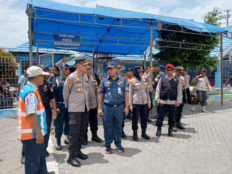 Pastikan Keamanan dan Kelancaran Arus Mudik, Kapolresta bersama Kepala KSOP Kunjungi Pelabuhan Nusantara Kendari