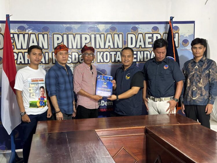 Siap Lahir Batin Maju Pilwali Kendari, Asmawa Tosepu Ambil Formulir di Partai NasDem