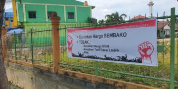 Beredar Spanduk Bertuliskan ‘Tolak  Kenaikan Harga BBM dan Turunkan Harga Sembako’ di Kota Kendari 