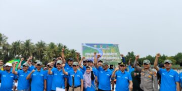 Staf Ahli Menteri LHK Bidang Ekonomi dan SDA Hadiri Penanaman Mangrove di Desa Labone Kabupaten Muna, Begini Pesannya 