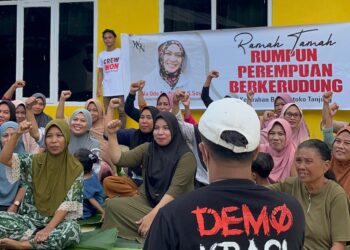 Emak-emak di Kendari Kompak Pakai Daun Pisang Jadi Alas Duduk Saat Deklarasi Dukung Wa Ode Nurhayati