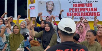 Emak-emak di Kendari Kompak Pakai Daun Pisang Jadi Alas Duduk Saat Deklarasi Dukung Wa Ode Nurhayati
