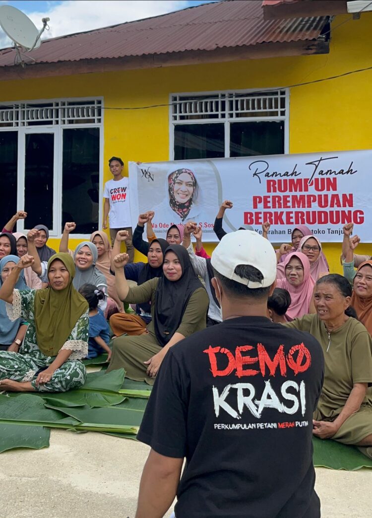 Emak-emak di Kendari Kompak Pakai Daun Pisang Jadi Alas Duduk Saat Deklarasi Dukung Wa Ode Nurhayati