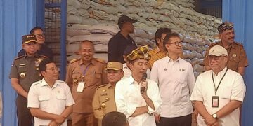Berkunjung ke Muna, Presiden Jokowi Disambut Meriah Puluhan Ribu Warga 