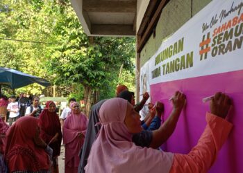 Galang Tanda Tangan Dukungan Warga Alesowi-Alolama buat Wa Ode Nurhayati 