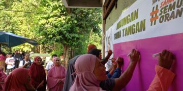 Galang Tanda Tangan Dukungan Warga Alesowi-Alolama buat Wa Ode Nurhayati 