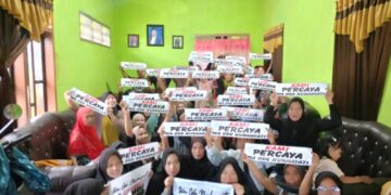 Viral Lagi! Perempuan Berdaster Bersih-bersih Lingkungan untuk dukung Wa Ode Nurhayati