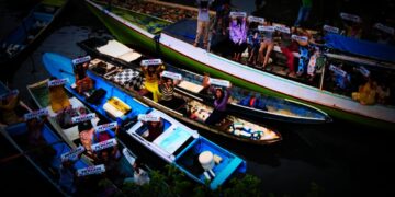 Sang Pemberani Emak-emak Deklarasi di Atas Perahunya, Dukung Wa Ode Nurhayati 