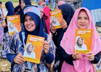Ini Keren! Ketuk Pintu Rumah-rumah Warga, Emak-Emak Tempel Stiker Wa Ode Nurhayati
