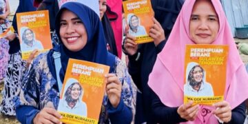 Ini Keren! Ketuk Pintu Rumah-rumah Warga, Emak-Emak Tempel Stiker Wa Ode Nurhayati