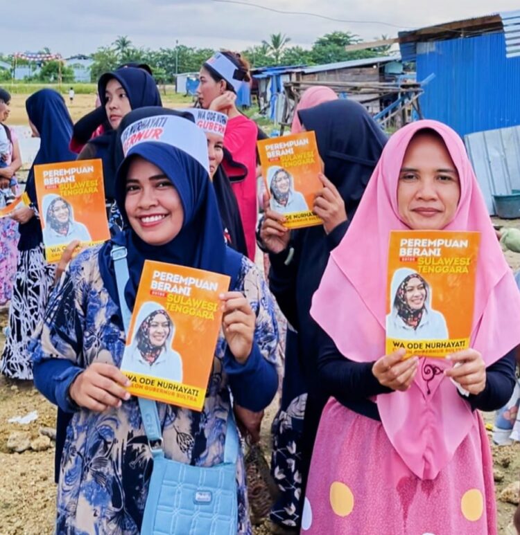 Ini Keren! Ketuk Pintu Rumah-rumah Warga, Emak-Emak Tempel Stiker Wa Ode Nurhayati