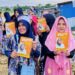 Ini Keren! Ketuk Pintu Rumah-rumah Warga, Emak-Emak Tempel Stiker Wa Ode Nurhayati