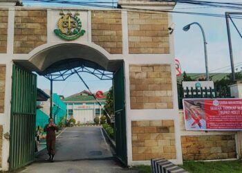 Viral! Aksi Pemasangan Spanduk Periksa dan Adili Eks Bupati Kolaka Utara di Kejati Sultra 