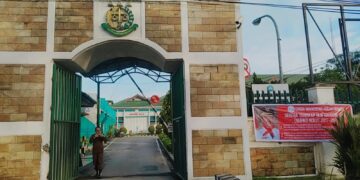 Viral! Aksi Pemasangan Spanduk Periksa dan Adili Eks Bupati Kolaka Utara di Kejati Sultra 