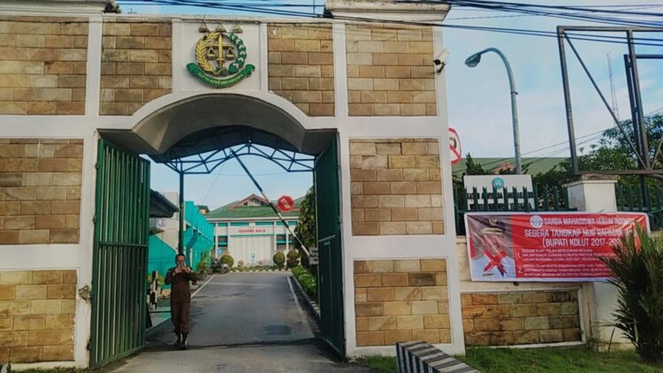 Viral! Aksi Pemasangan Spanduk Periksa dan Adili Eks Bupati Kolaka Utara di Kejati Sultra 