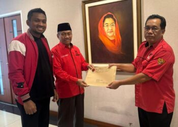 Maju Pilbup Muna, Bachrun Labuta Resmi Terima Surat Tugas Dari DPP PDI-P 