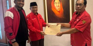 Maju Pilbup Muna, Bachrun Labuta Resmi Terima Surat Tugas Dari DPP PDI-P 