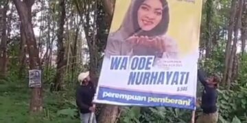 WON Jadi Idola Baru Warga, Pemimpin Berani Jadikan Sultra lebih Tangguh: Relawan Pasang Baliho di Kolaka Utara 