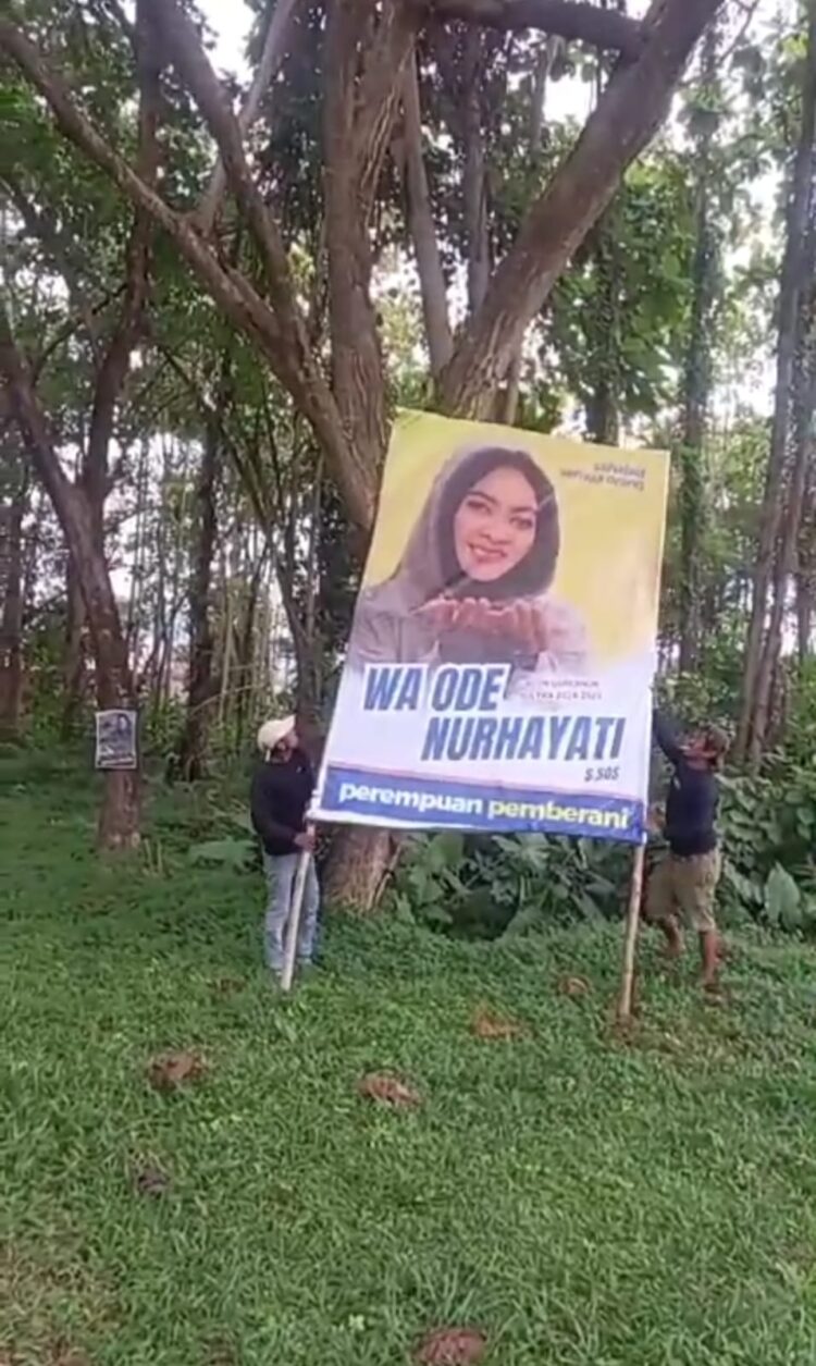 WON Jadi Idola Baru Warga, Pemimpin Berani Jadikan Sultra lebih Tangguh: Relawan Pasang Baliho di Kolaka Utara 