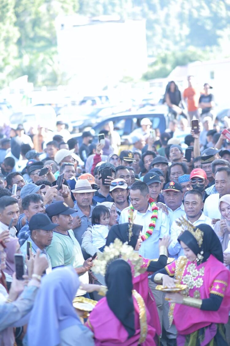 Disambut Ribuan Masyarakat, H.Sumarling Majja dan Timber Yakin Menangi Pilkada Kolut