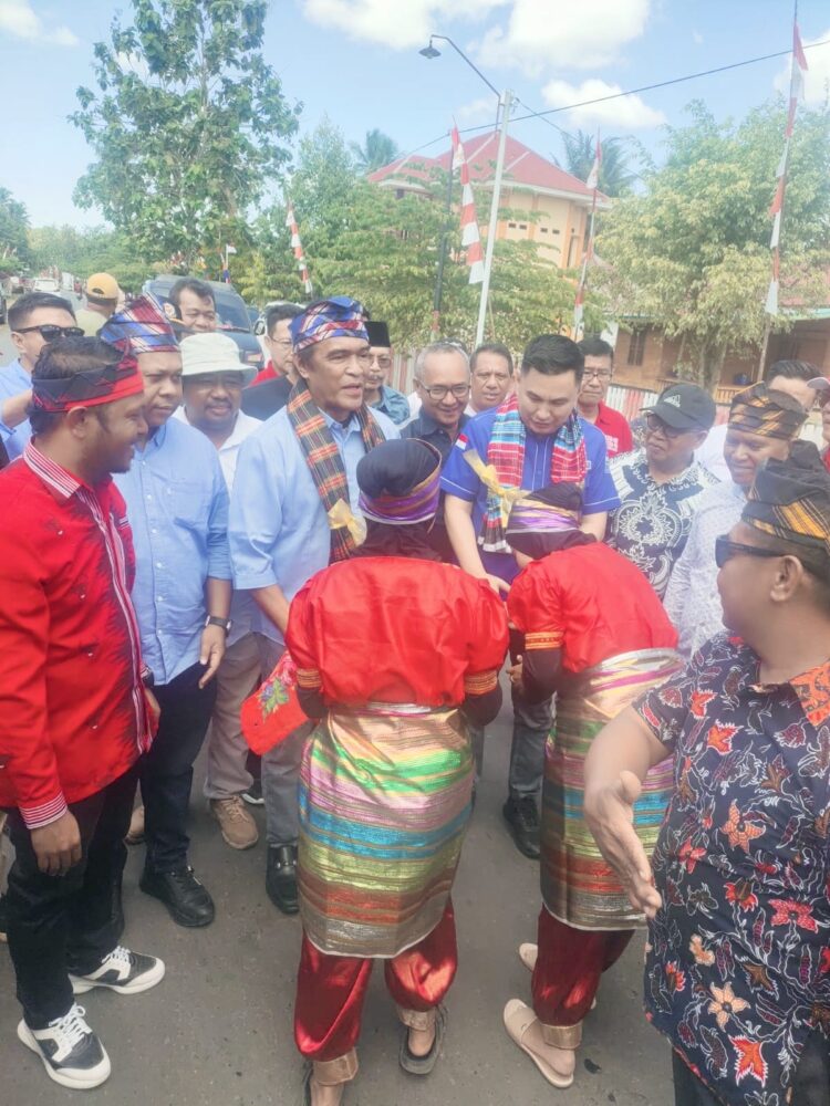 Ratusan Warga Muna Barat Sambut Kedatangan Laode Ida dan Muh. Endang, Siap Menangkan Paslon LA-IDA di Pilgub Sultra