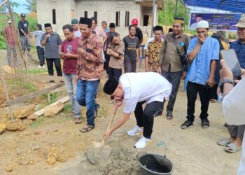 Sudirman Lakukan Peletakan Batu Pertama Pembangunan Masjid di Kompleks Alesowi Kelurahan Alolama