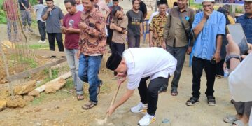 Sudirman Lakukan Peletakan Batu Pertama Pembangunan Masjid di Kompleks Alesowi Kelurahan Alolama