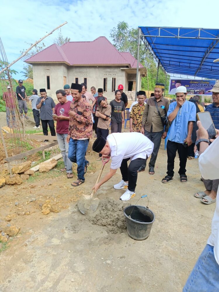 Sudirman Lakukan Peletakan Batu Pertama Pembangunan Masjid di Kompleks Alesowi Kelurahan Alolama