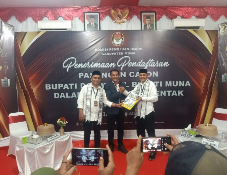 Paslon La Ode Kardini-Noor Dhani Resmi Mendaftar di KPU Muna