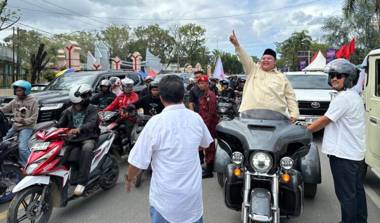 Mendaftar ke KPU, Paslon Walikota Kendari Yudhi-Nirna Dikawal Langsung Ribuan Relawannya