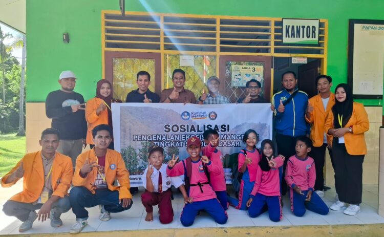 Bina Desa FPIK UHO, Latih Siswa Sekolah Dasar Membibitkan Mangrove