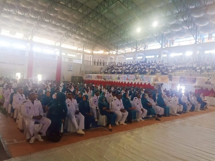Kukuhkan dan Serahkan SK Perpanjangan Masa Jabatan Kades, Ini Pesan Plt Bupati Muna