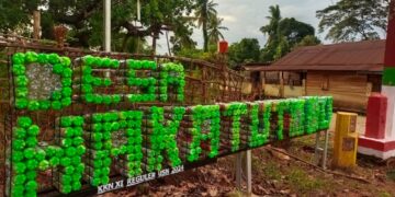 Keren, Mahasiswa KKN Reguler XI USN Kolaka Bentuk Tulisan Nama Desa Hakatutobu Dari Ecobrick