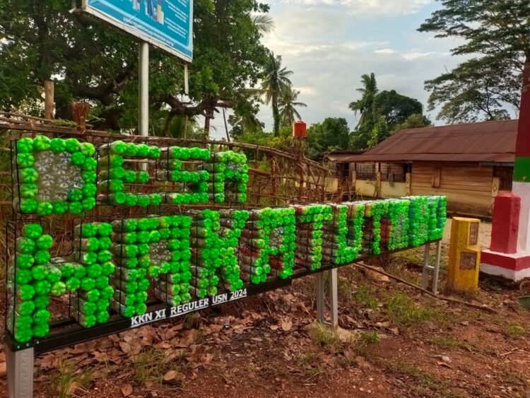 Keren, Mahasiswa KKN Reguler XI USN Kolaka Bentuk Tulisan Nama Desa Hakatutobu Dari Ecobrick