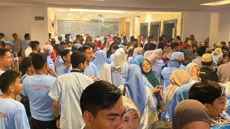Euforia Pendukung ASR-Hugua Padati Proses Pencabutan Nomor Urut Pilgub 2024