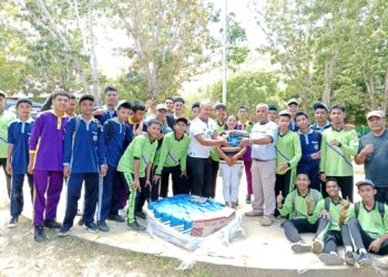Pengusaha Sukses asal Muna, Siddiq A. Ashary Berikan Bantuan ke SMAN 1 Lohia