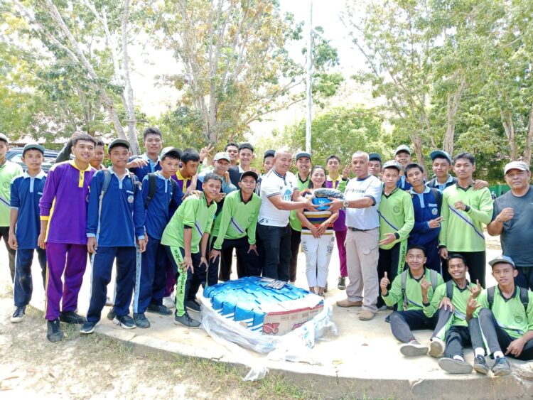 Pengusaha Sukses asal Muna, Siddiq A. Ashary Berikan Bantuan ke SMAN 1 Lohia
