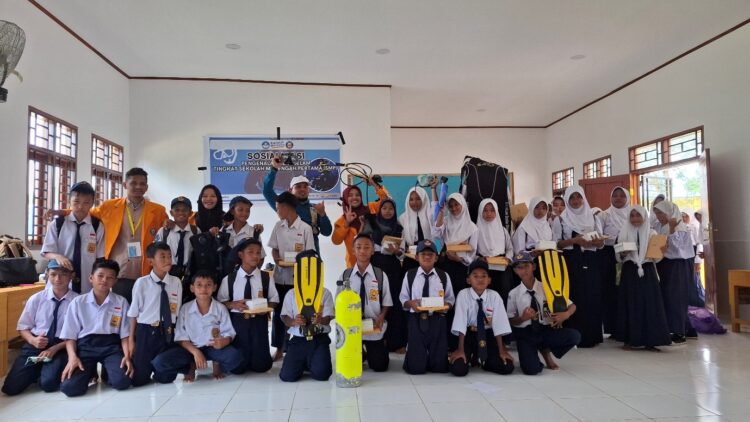 Program Bina Desa, FPIK UHO Gelar Sosialisasi dan Pengenalan Olahraga Selam dan Alat Selam Dasar bagi Siswa di SMPN 47 Moramo Utara