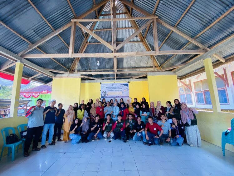 Tim KKN Tematik FKM UHO Berikan Edukasi Penanganan Pertama Korban Tenggelam pada Masyarakat di Daerah Wisata Pantai Toronipa